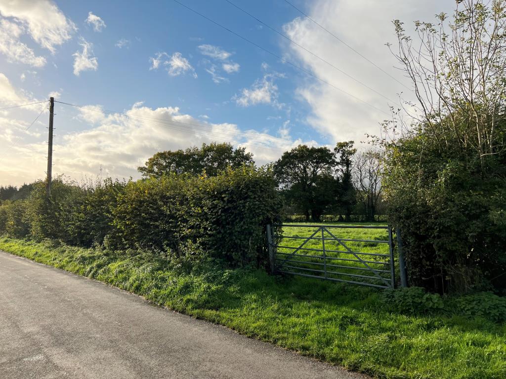 Lot: 121 - THREE-QUARTERS OF AN ACRE OF FREEHOLD LAND WITH DEVELOPMENT POTENTIAL -